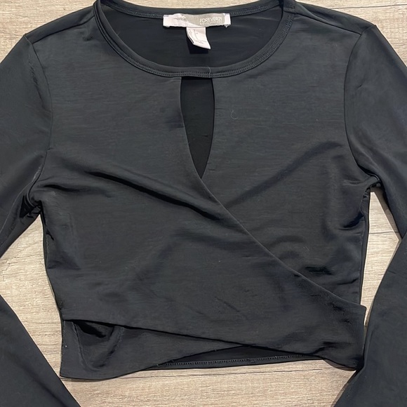 Crop top - Picture 2 of 3